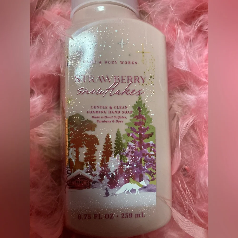 NEW BBW Strawberry Snowflakes Gentle Foaming Scented Hand Soap
